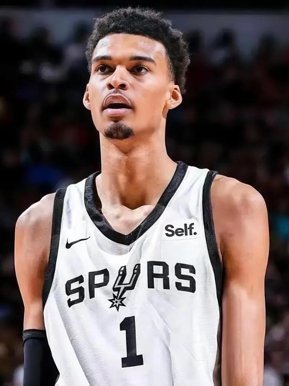 保守估计，维克托-文班亚马的NBA首个赛季，能完成以下五项成就：

1、打出25