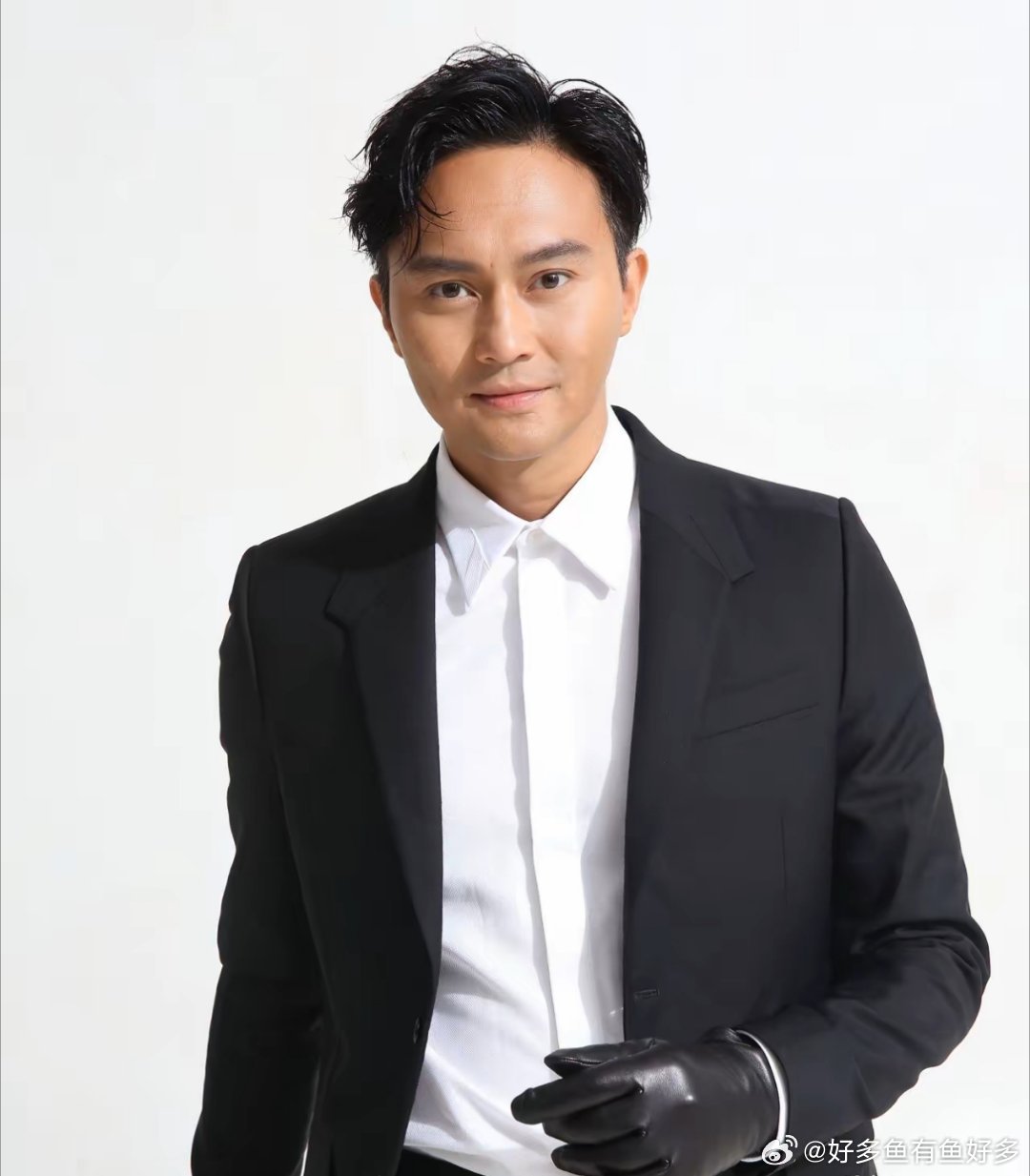 鲁豫问张智霖:“你在拍戏的时候会不会因戏生情？”张智霖说:“我是不会爱上女同事的