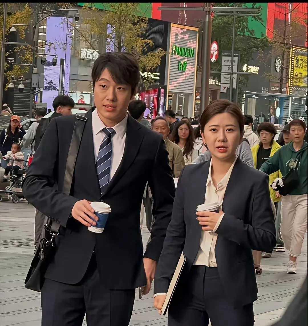 福原爱长的确实好看，可终究是婚姻错付了
总感觉她跟江宏杰的婚姻太过于冲动，毕竟婚
