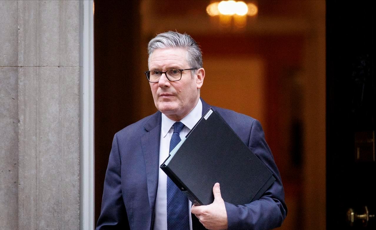 斯塔默访华回国后，面对记者的质疑，他说了一句很有趣的话，他说：“我与美国谈的是潜