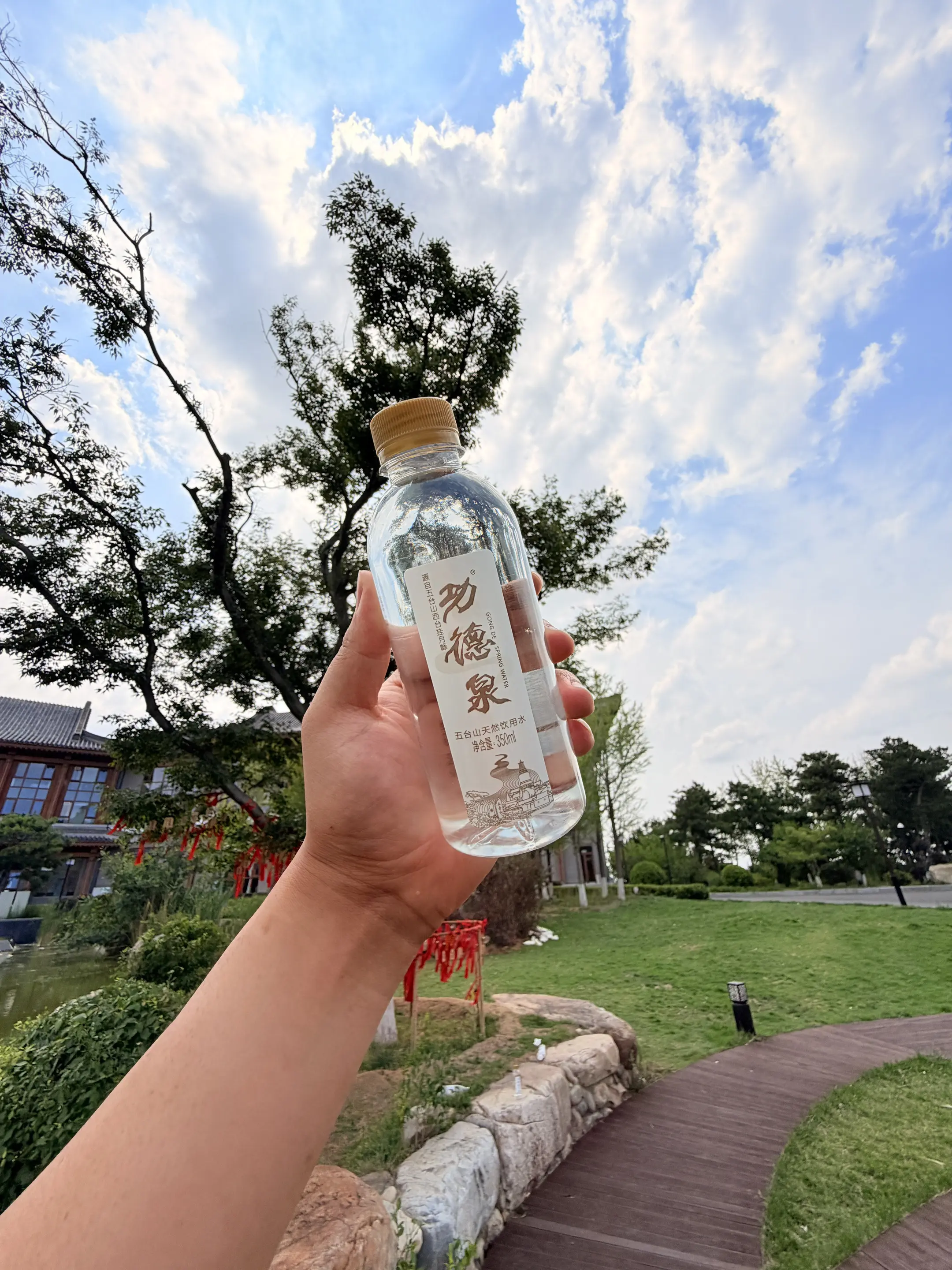 一泉润心，这口源自五台山圣地的八功德水，澄澈如镜、甘美如饴，喝的是山泉水的纯净。