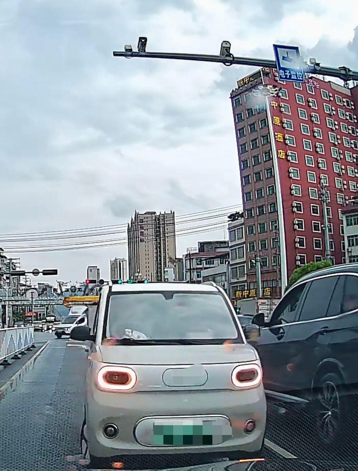 【玉林博白桂KD62新能源小车逆行行驶】

近日，玉林市博白县一辆桂KD62的新