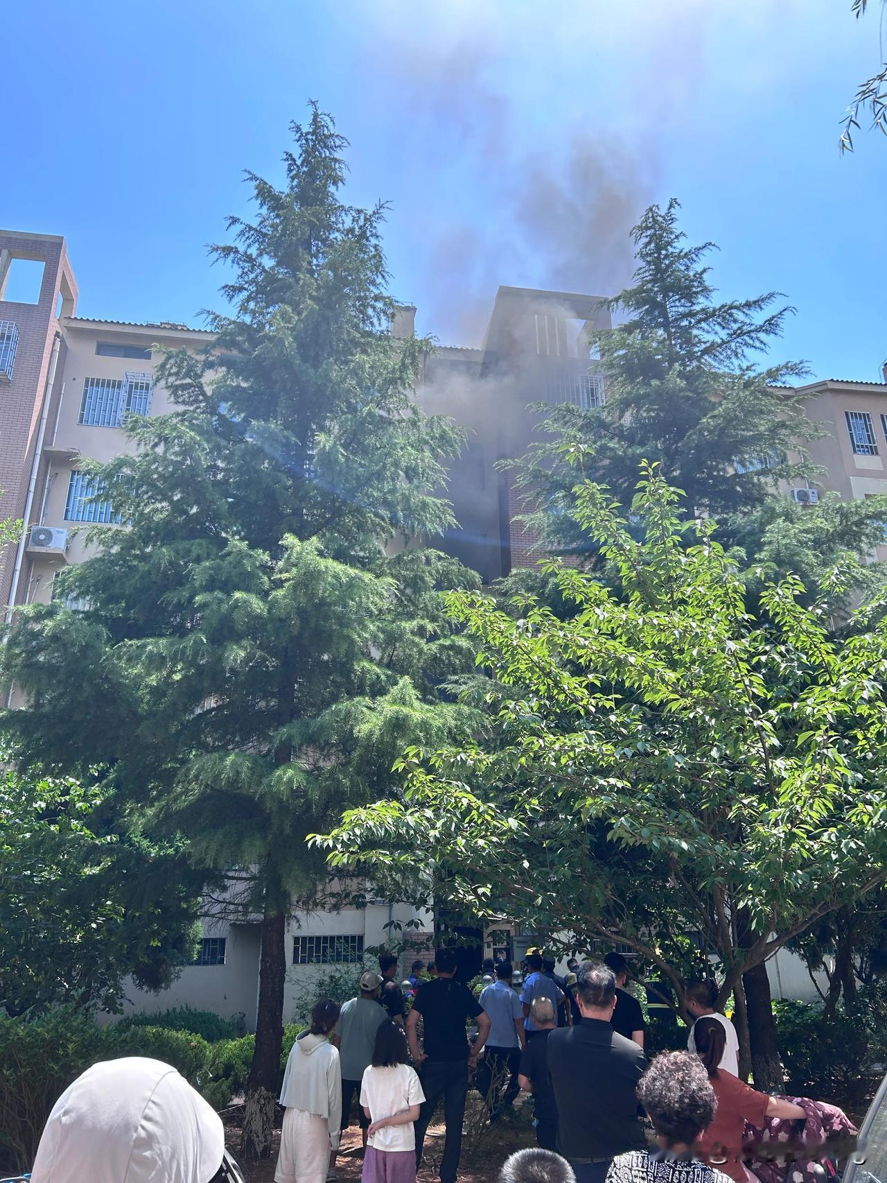居民区地下室电动车失火
消防车因为小区门口乱停车进不了小区，消防员只有徒步奔火灾