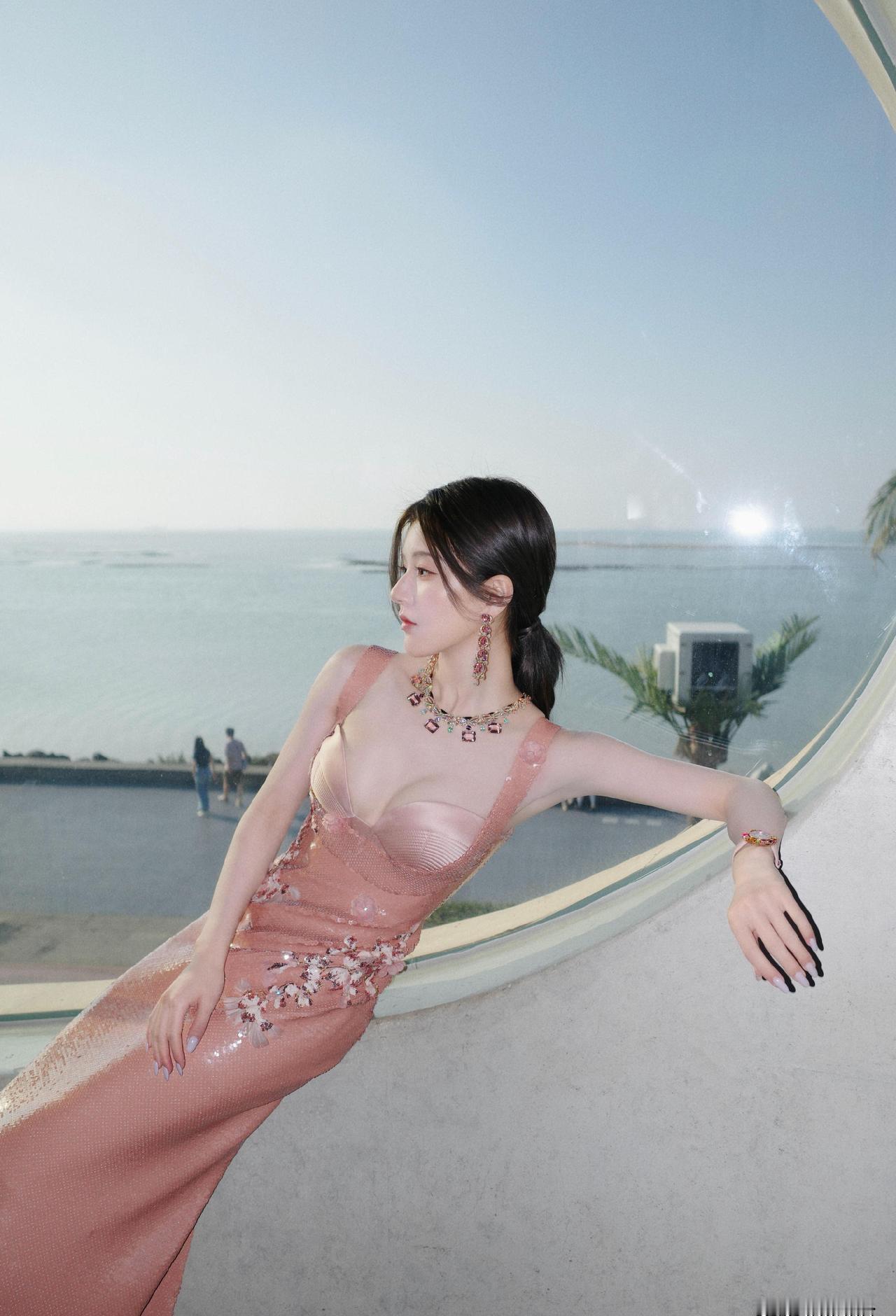 赵露思压轴登场星光大赏，这哪是复出，分明是杀回战场！
刚从医院出来，就敢穿一身粉