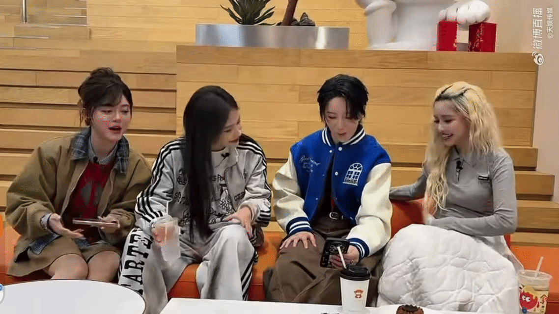 李斯丹妮袁一琦安崎在芒果当食堂阿姨 三代选秀姐姐居然齐聚芒果扫楼 先去食堂体验阿