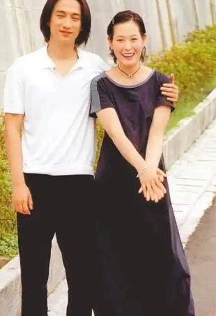 [微风]2011年，41岁的刘若英嫁给了身价过亿的钟小江，结婚当晚，刘若英提出了