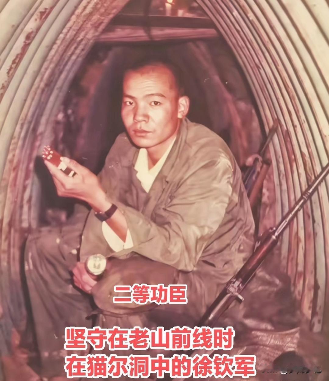 59岁老山英雄徐钦军归队！功勋门留影的他，战场曾带突击班毙敌数名
 
当年站在“