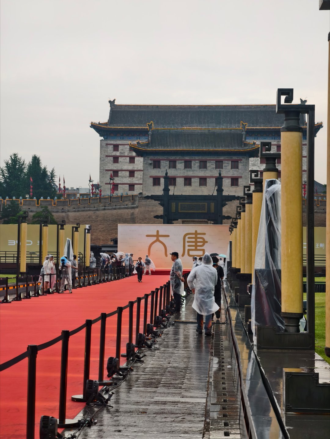 大唐今天这个场地不一般啊，虽然有点下雨，但是排面拉开。放在西安开发布会，跟大唐太