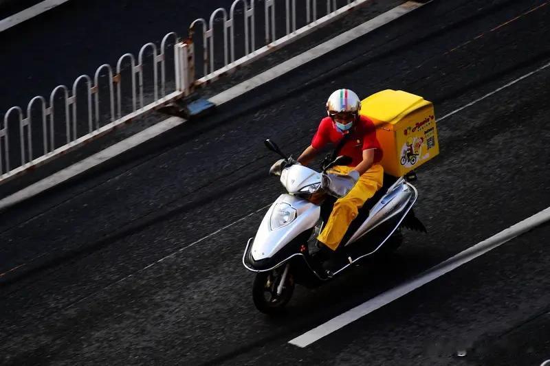 帮助灭火
反被索赔灭火器
11月7日，山东泰安某商场附近
一辆汽车发生自燃
外卖