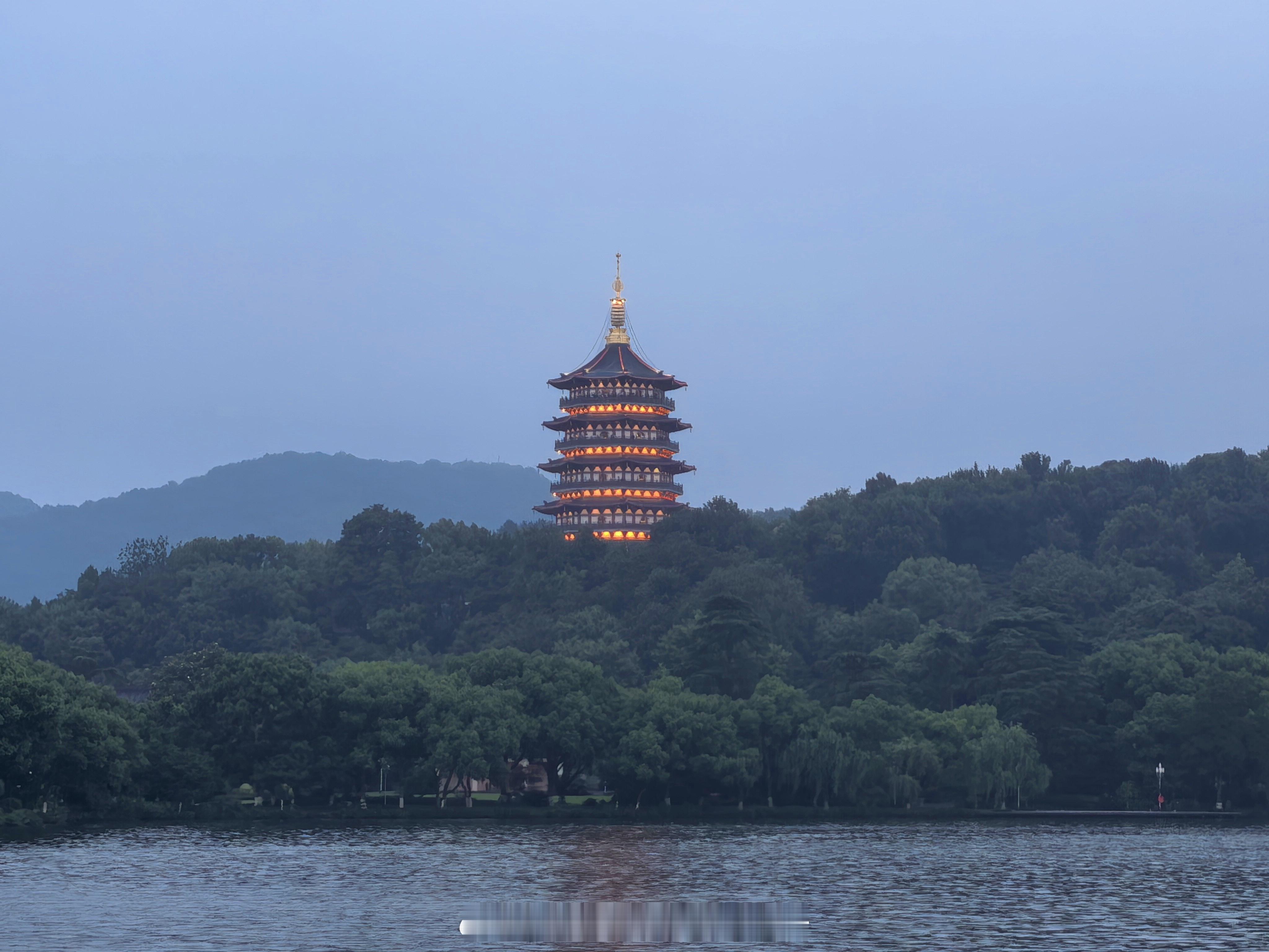 我有日子没见过亮灯的雷峰塔了～ 杭州·西湖风景名胜区