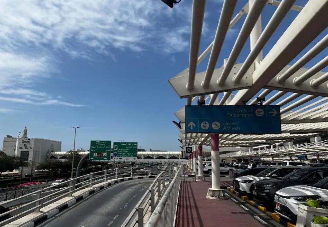 最近阿联酋彻底被推上了风口，多地接连遭遇空袭，连部分领空都紧急关闭，一时间引发全