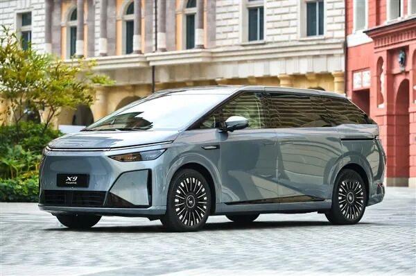 小鹏华为深度捆绑
日前，小鹏X9超级增程版正式上市，该车全球首发搭载华为Driv