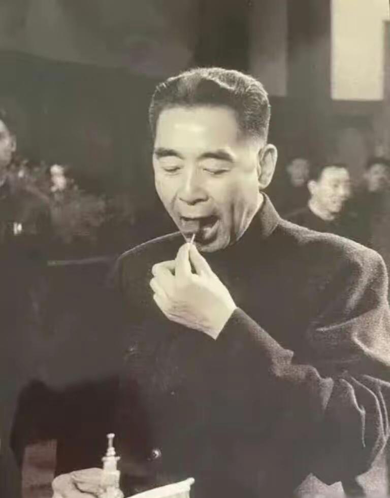 这是周总理吃巧克力的瞬间，都看看吧，总理的面容慈祥，值得人们的怀念！

周总理，