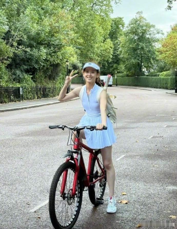 章泽天刘强东穿情侣鞋章泽天晒新照，穿网球服骑单车少女感满满，和刘强东穿同款情侣鞋