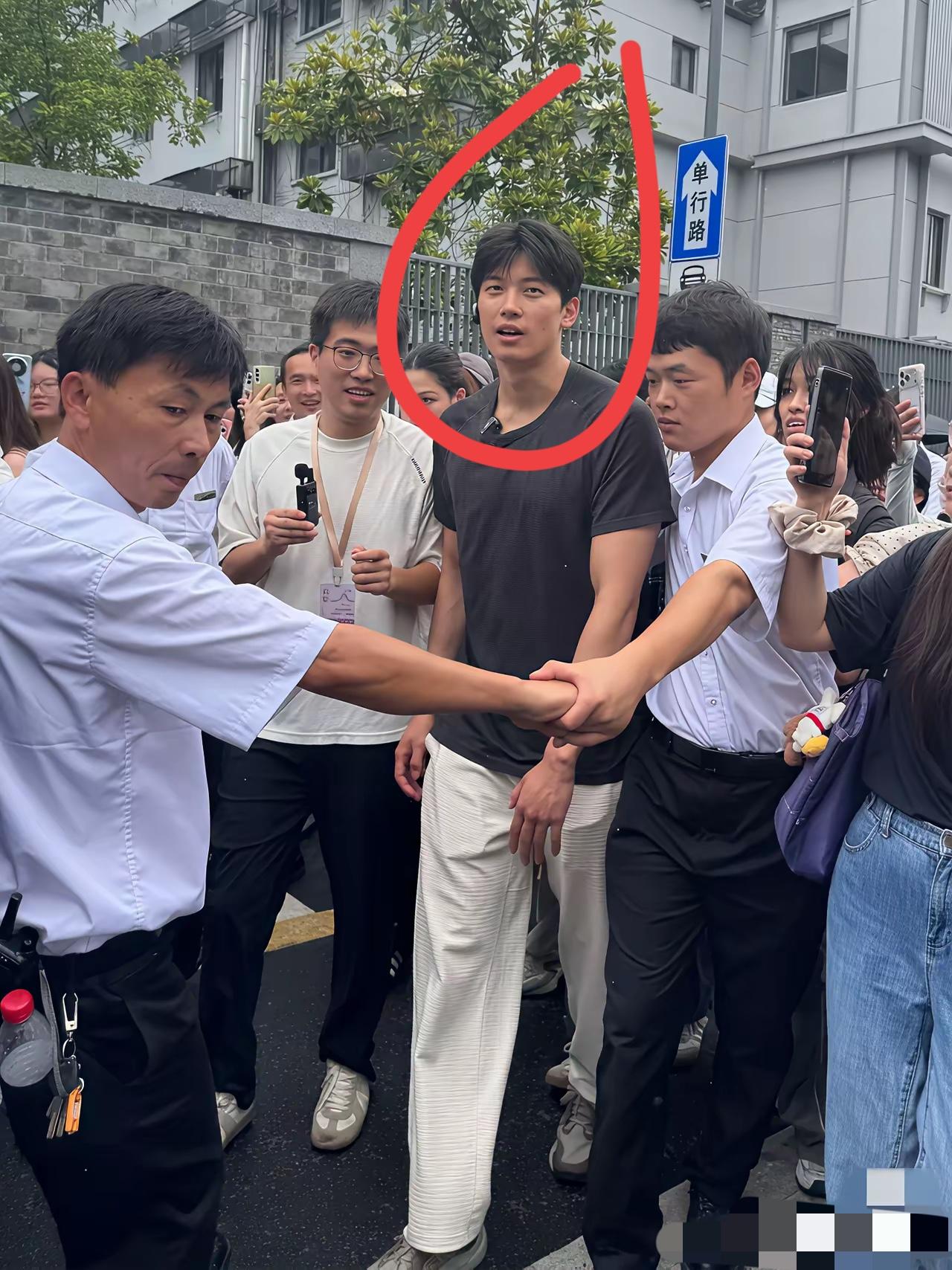 这是哪位大佬，这么多粉丝拍照，气场非常强大