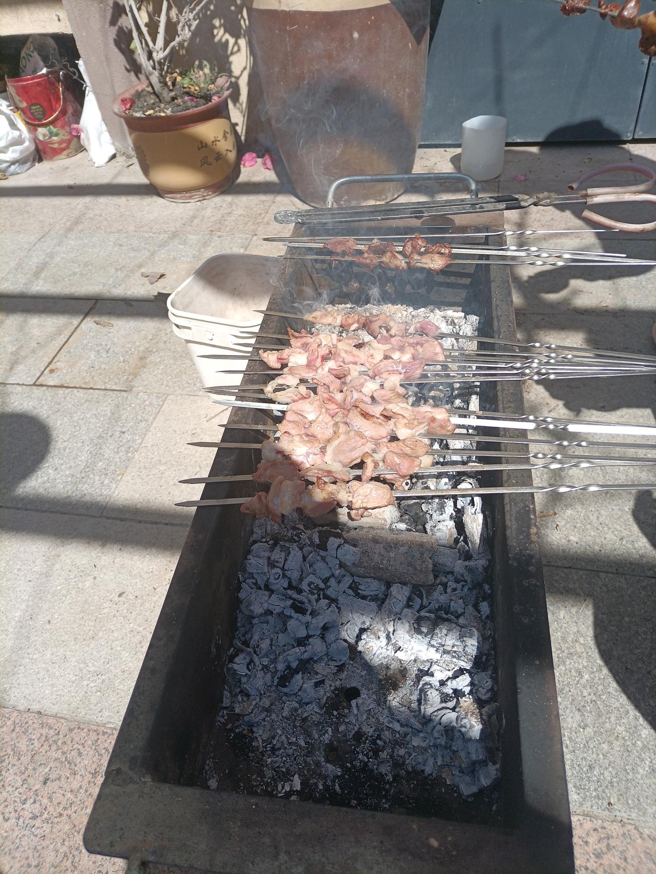 清明时节，抚慰自己及家人的莫过于一顿烤羊肉串，新鲜的羊肉，果木的炭火，现打的热热