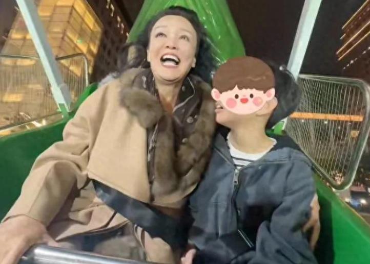 兰姐到台北见到了孙子孙女，大S儿子自曝吃不饱饭，张兰心疼叹气。
 
兰姐小孙子的