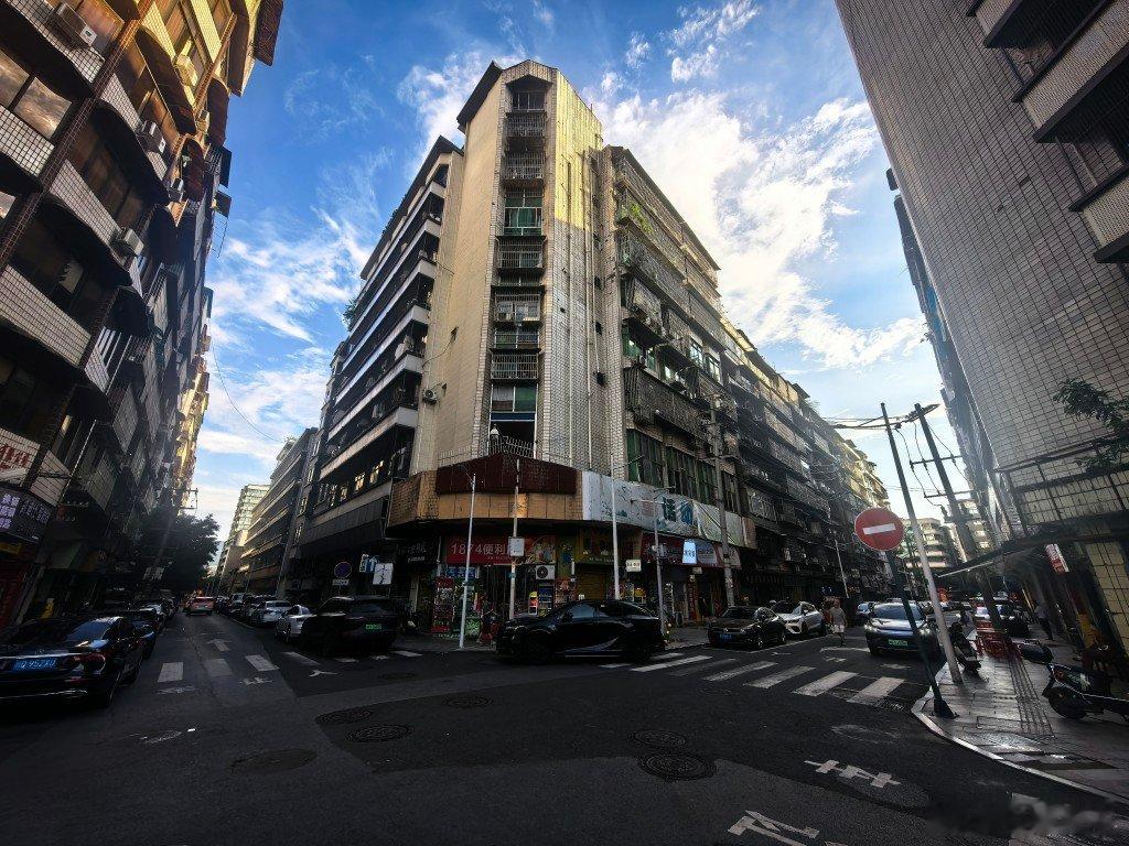 今天已经吃完晚饭，散步结束了金沙江岷江在这里汇合，浊水和清水的分界线还是挺清晰的