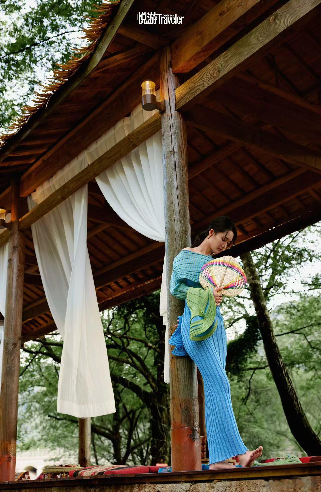 #李沁山水田野照##李沁稻田里的遐想#李沁在山水田野中寻找宁静，稻田里的身影如梦