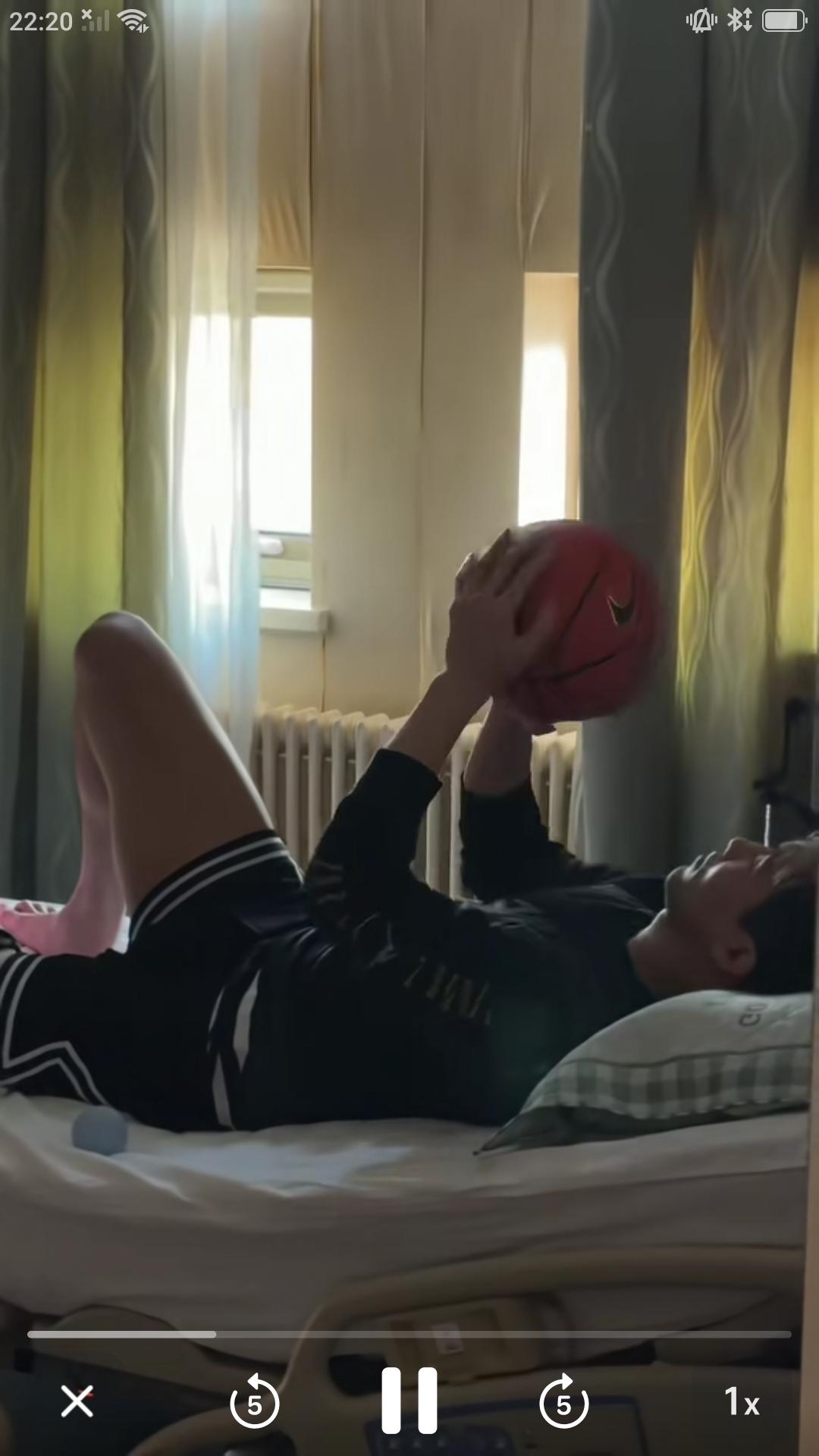 昨天刚刚做完膝部韧带手术的CBA 球星郭艾伦通过个人账号更新作品，躺在病床上的他