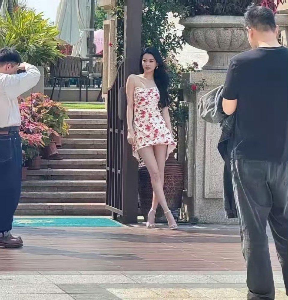 不怪那么多人喜欢她，路人镜头下都美若天仙，就这身材比例，五百万彩礼都值得。 ​ 