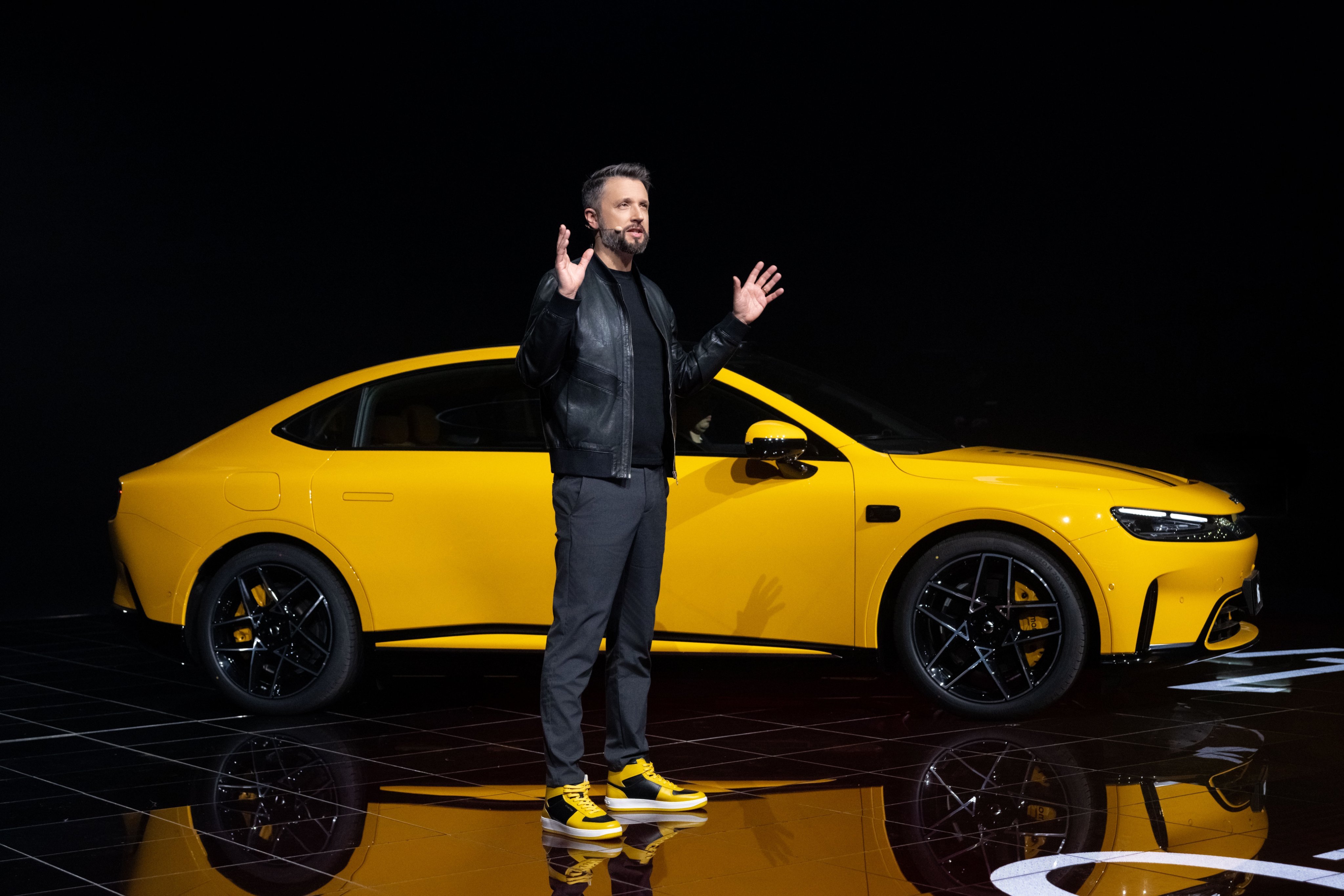 就很割裂，你明明知道它不是同一种设计语言，甚至不是同一个体系，却出现在了同一个场