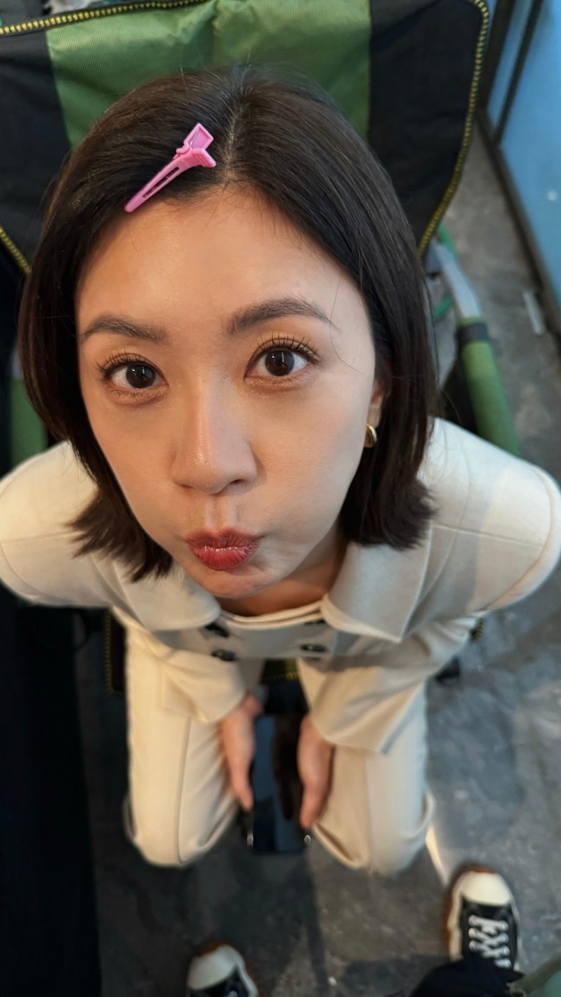 修杰楷因贾静雯怀孕提前退役昨天还在看，贾静雯的最新自拍……还有人留言，说这是难能