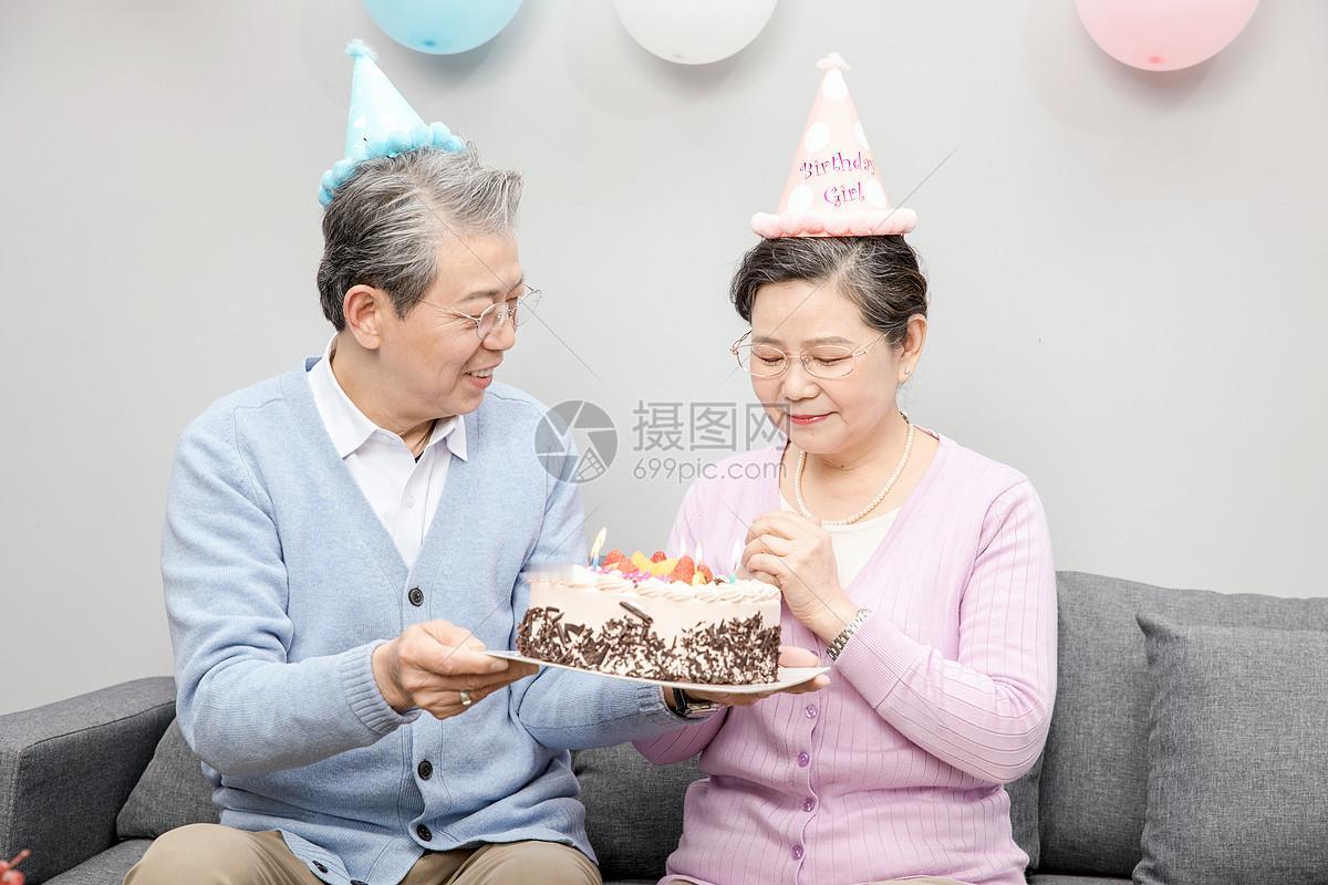 94岁的爷爷，满头银发，眼角的皱纹似乎刻满了岁月的故事，但那双充满温柔的眼睛，却