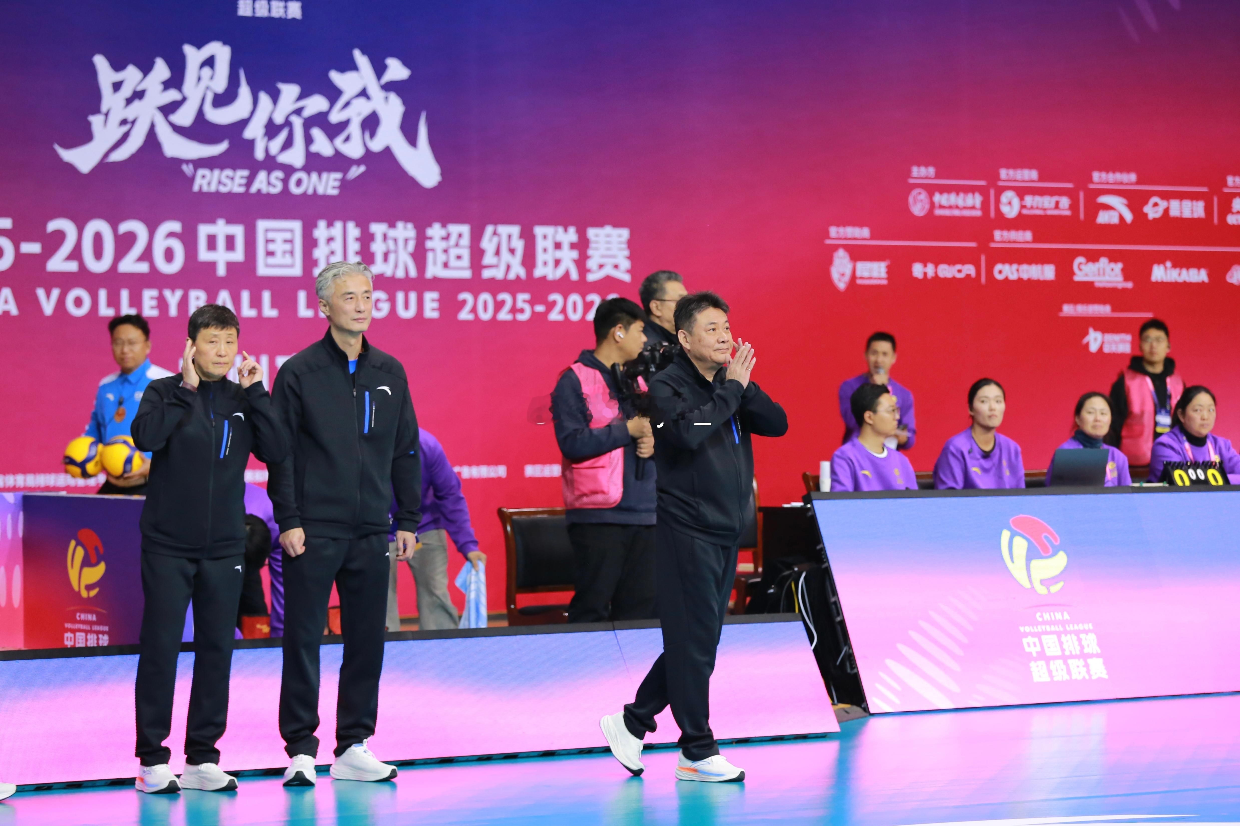 2025-2026中国女排超级联赛 蔡斌教练在常州主场与球迷合影 