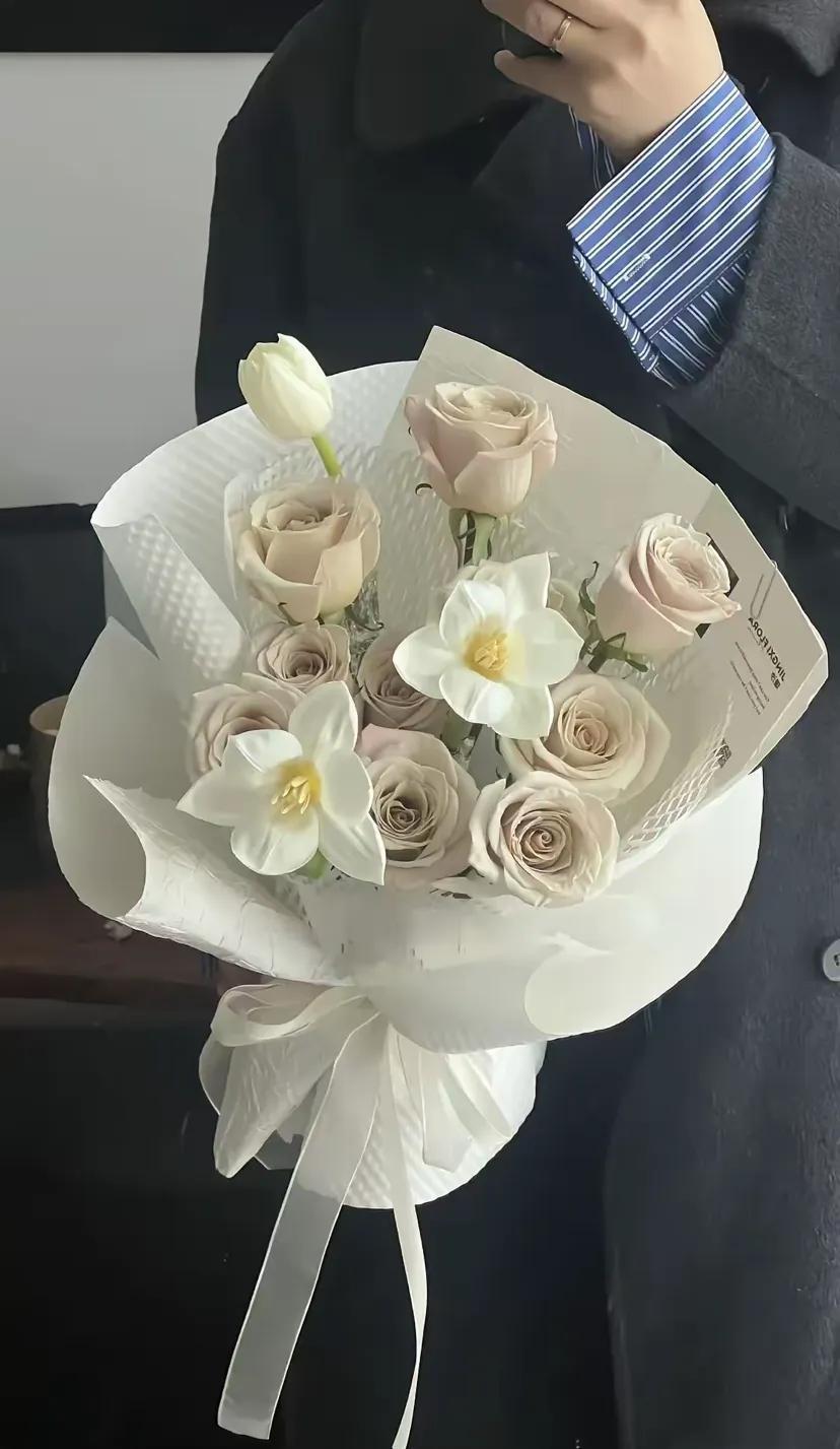 他说千万不要匆匆结婚，婚姻他就是一日三餐，洗衣做饭。操着赚钱的心，又忙着带娃的苦
