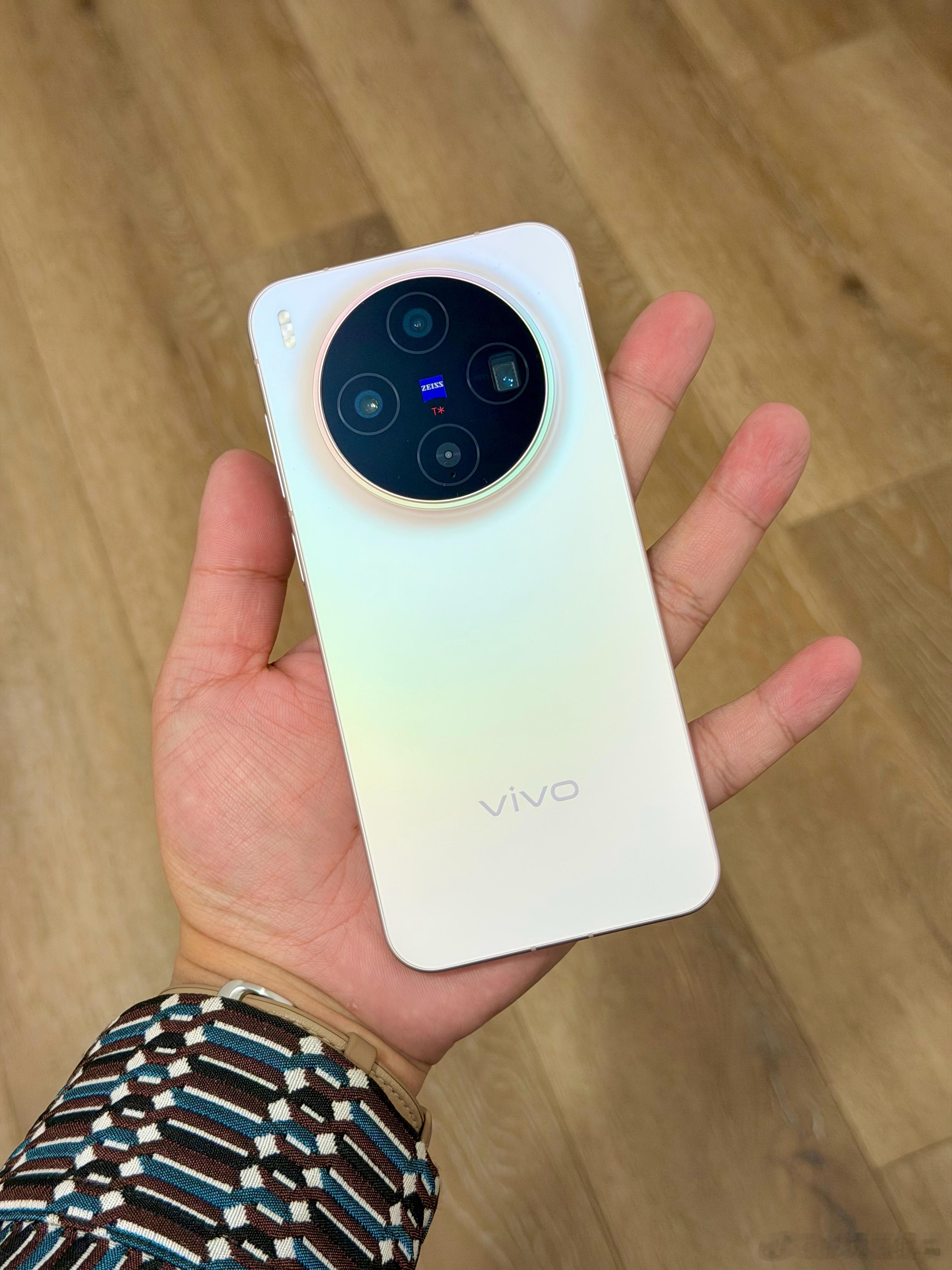 最近一直在用vivo X300，打心底里面喜欢，如果你也喜欢小屏的话，那简直太棒