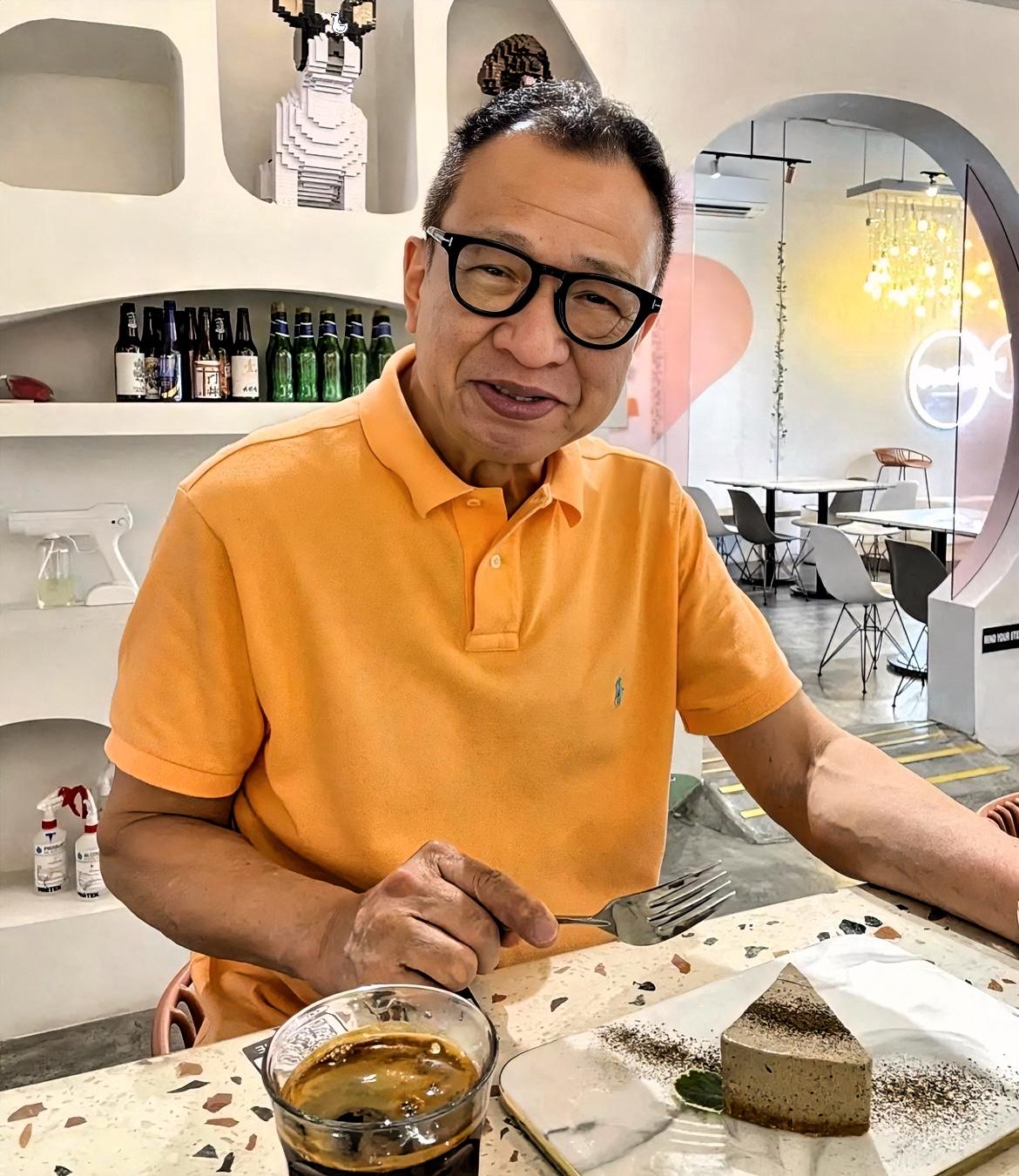 TVB老戏骨许绍雄，曾说过
“人生苦短，来日并不方长。”
这话听着扎心，却满是智