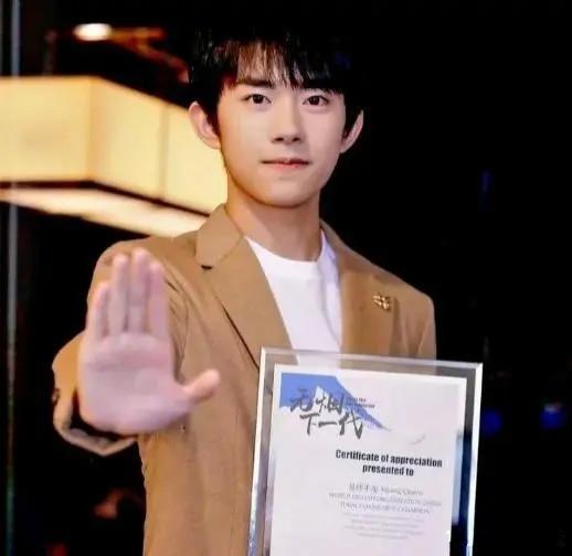 易烊千玺真的抽烟了吗？

易烊千玺在主演的《少年的你》中，有不少抽烟的镜头，吞云