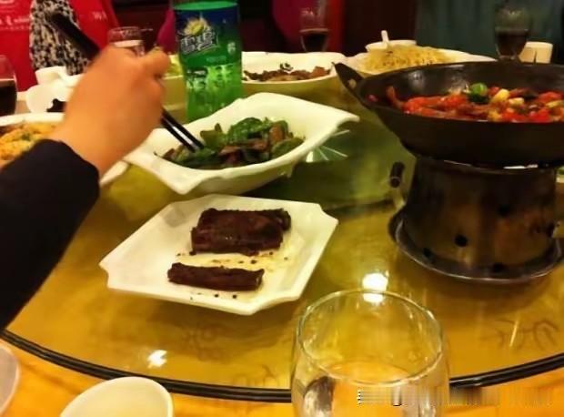 “孰是孰非？”吉林长春，51岁女子到餐馆吃饭，结账时被20岁收银员连续称呼两次“