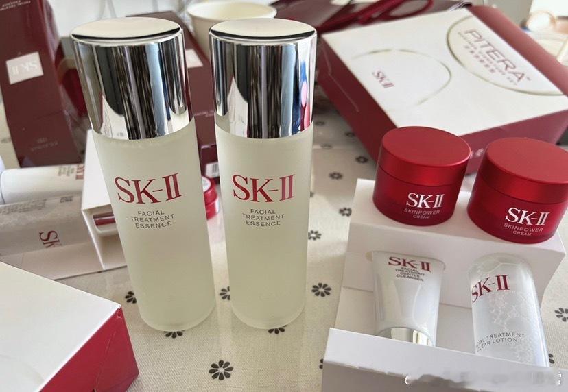 本油皮用SK2神仙水半年啦，空瓶有2个~皮肤是越来越好的，之前总是冒痘，用完后就