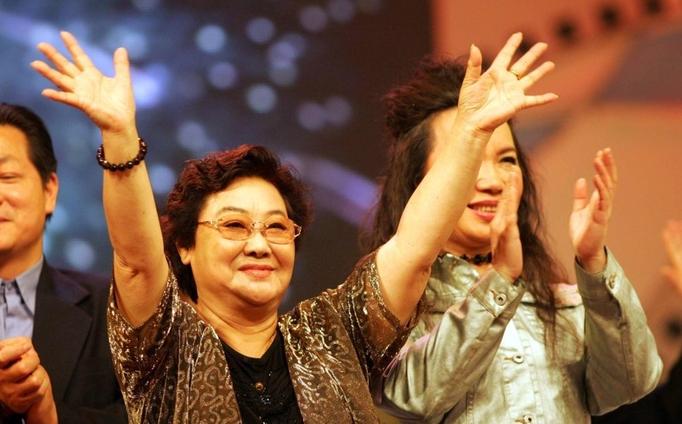 一路走好！97岁“人民艺术家”郭兰英去世，丈夫已离世28年，一生无子女。
 
8