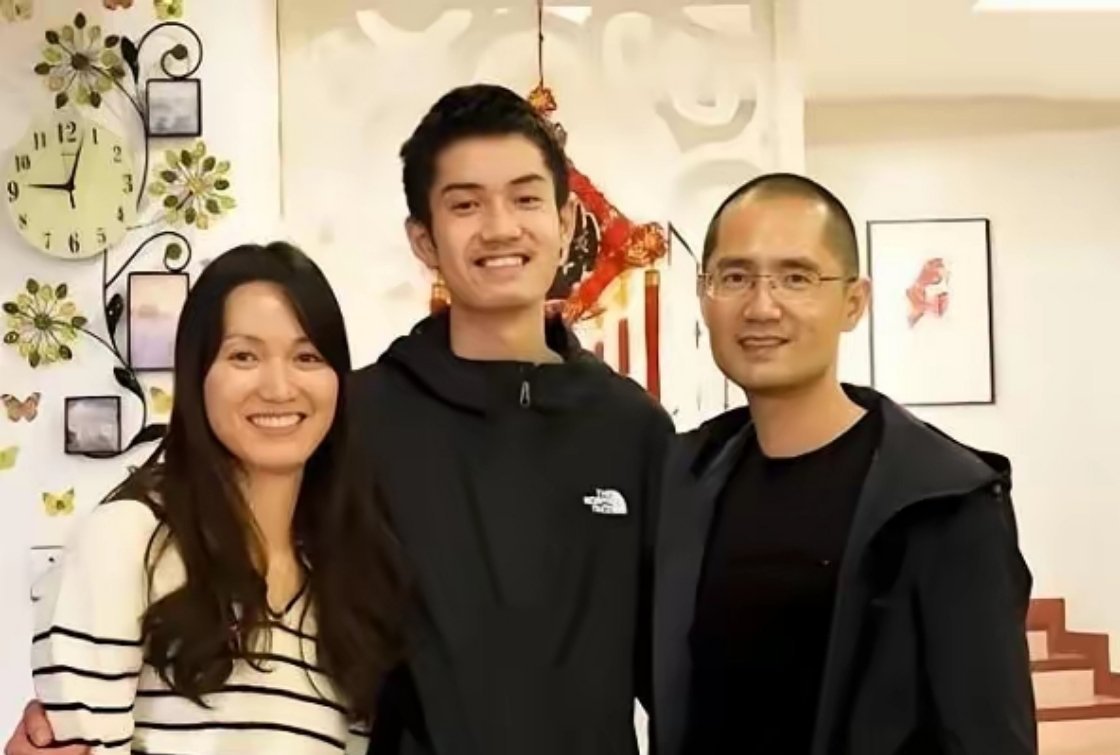 她是盛李豪的母亲盛亚娟，42岁，江苏张家港的普通工薪妈妈，和丈夫在工厂上班。盛李