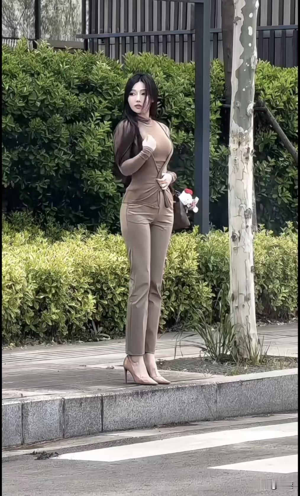 这个小姐姐穿着简单、气质高雅。好想抱回家哦。「图片来源于网络·侵必删」
街拍美女