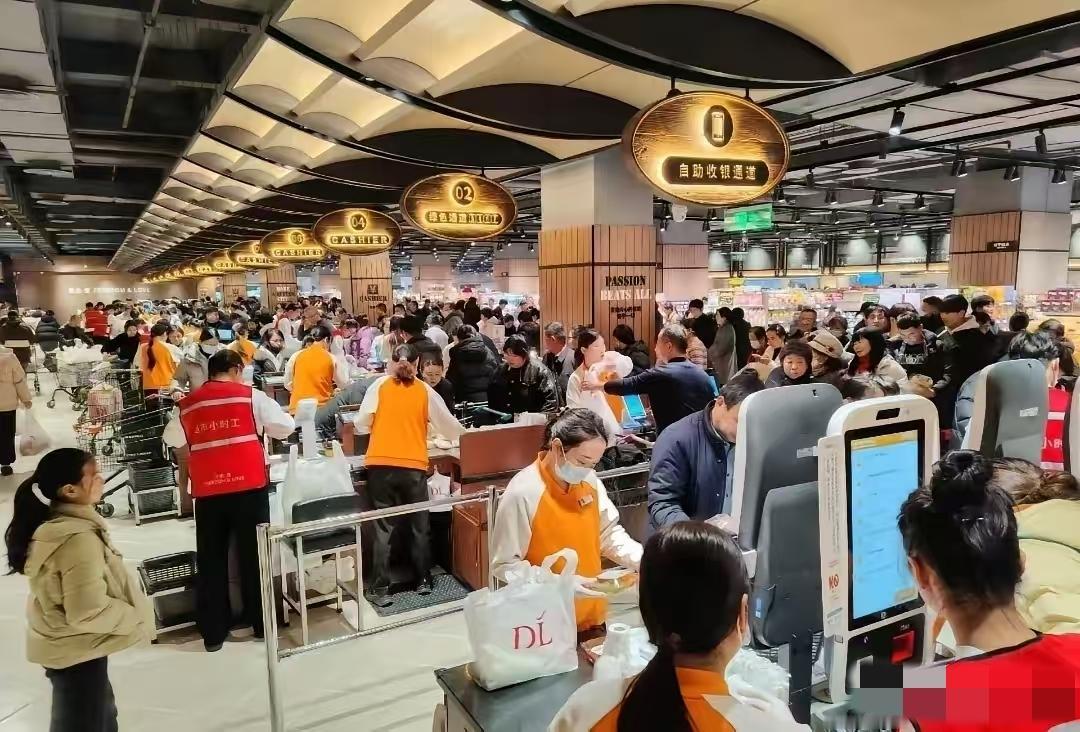 估计也只有胖东来能这样干了吧。
有网友分享，一位顾客去胖东来云鼎店购物，23号买