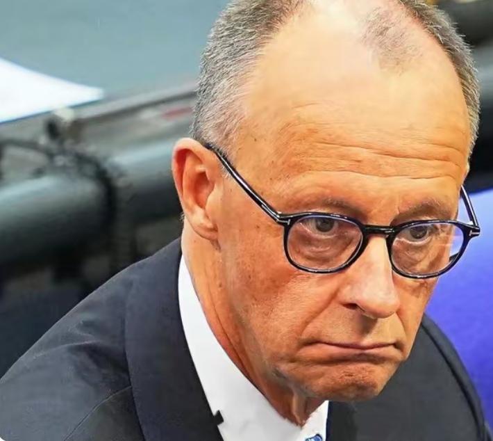 前几个月，德国总理默茨还十分活跃，到处接受媒体采访，表示欧洲要勇于担任，准备向乌