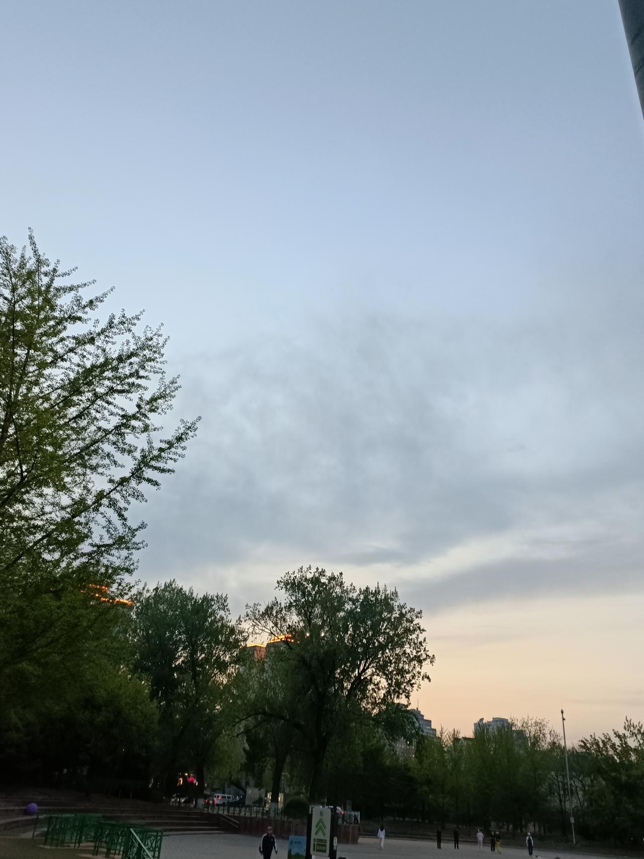 给大家分享一张傍晚的天空照片。之前北京下了许久的春雨，雨停后的傍晚，天空美出了新