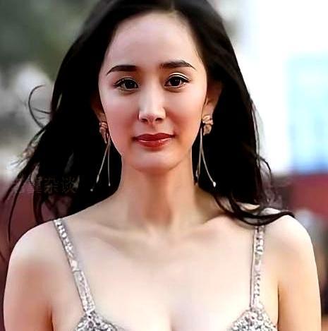 杨幂穿了条裙子，3980块，两天卖光。
你刷到那件白绿条纹连衣裙时，原版早没了—