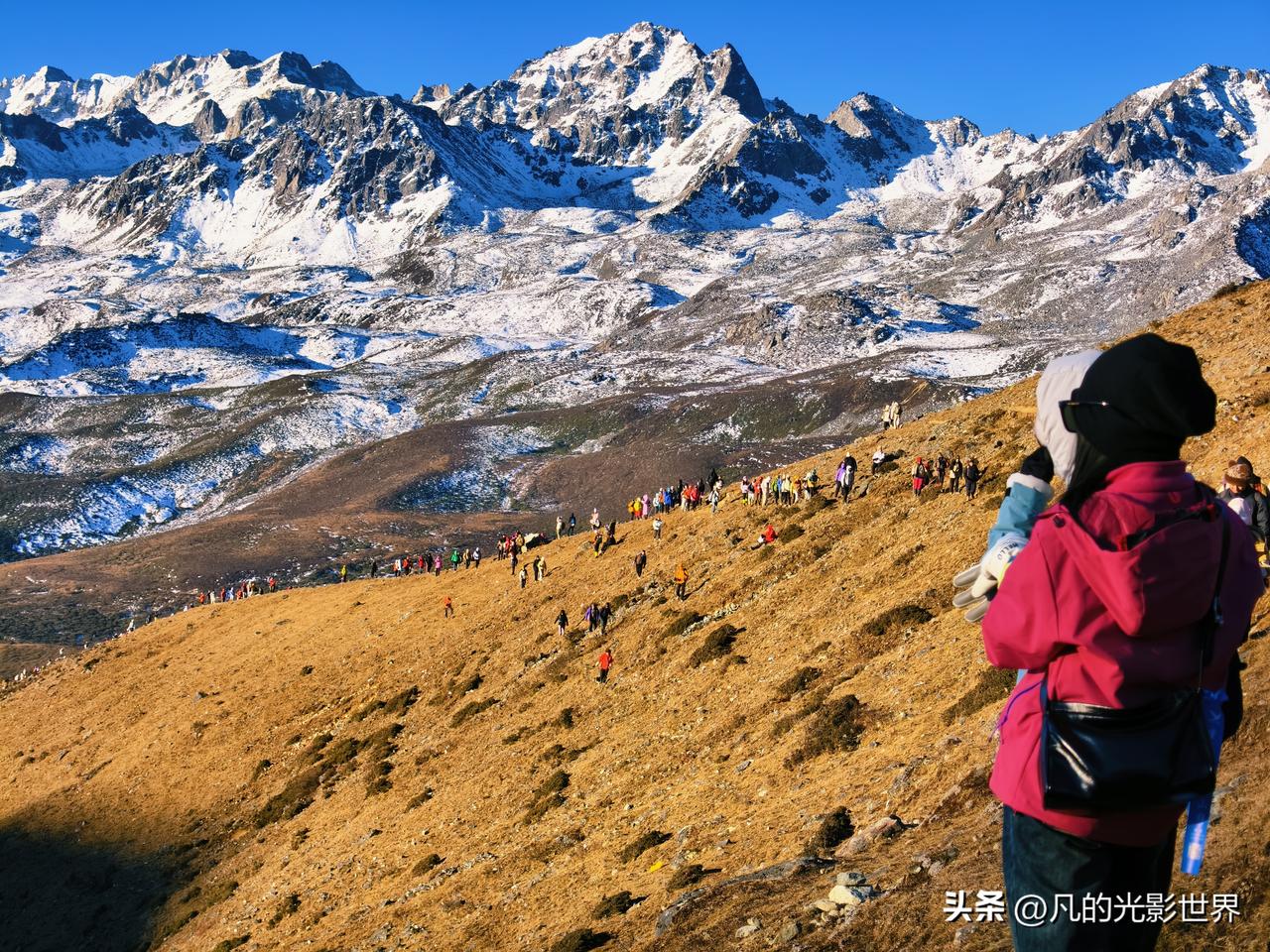 干净整洁，大方得体的穿着首先是悦己然后才悦他人。当我们穿着干净整洁、大方得体时，