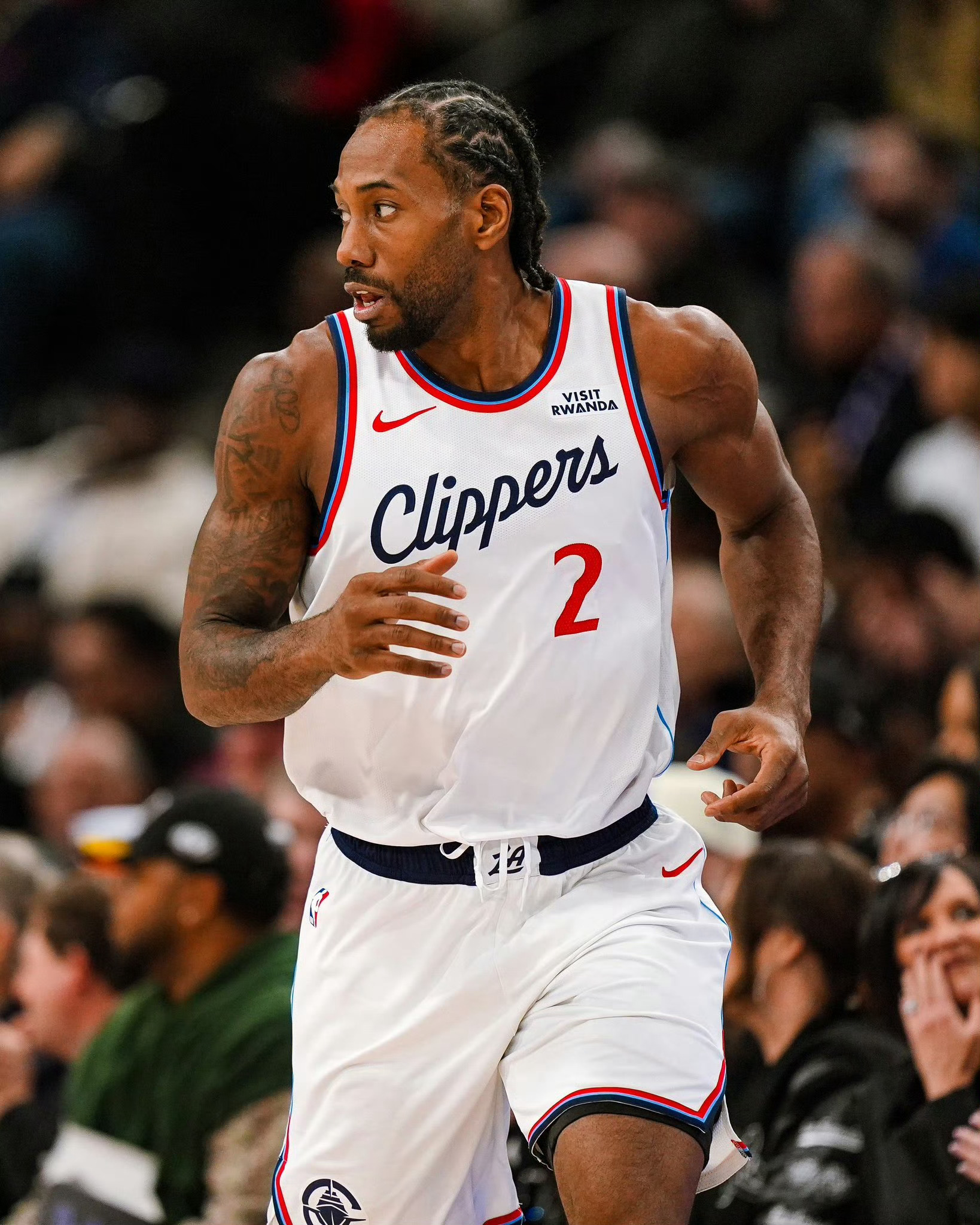 额，这….据美记Chris Haynes报道，联盟消息人士透露，快船球星科怀-伦