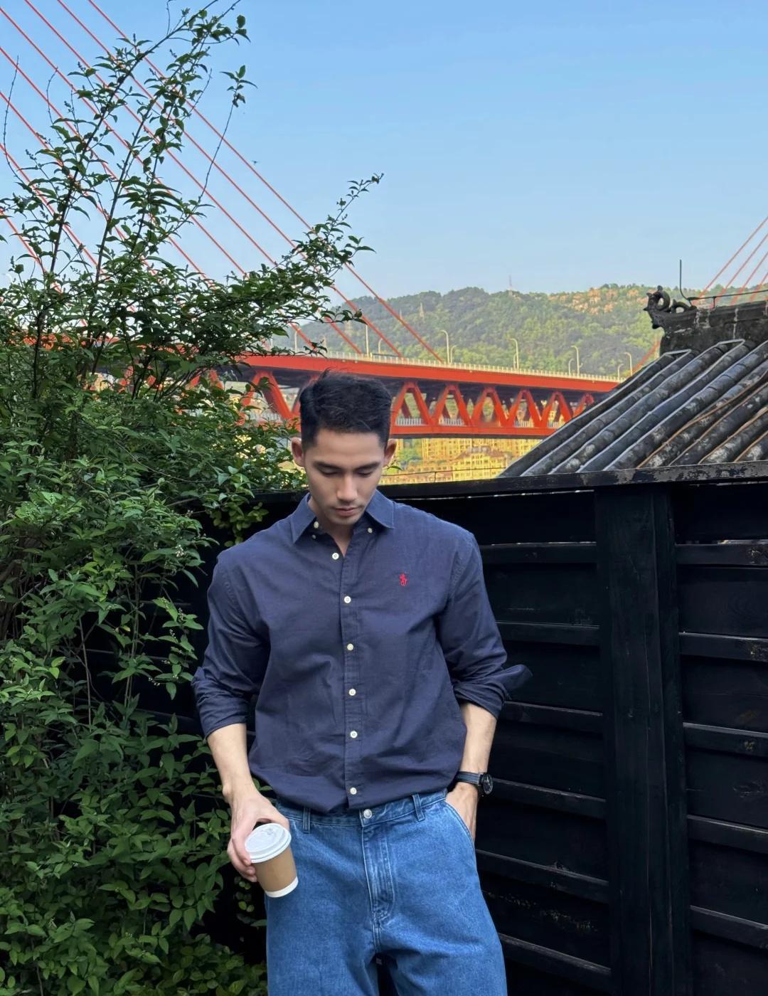 重庆的夏天要来了
天空蓝成这样 天气好成这样，你在烦恼什么呢
重逢便是庆 山城的