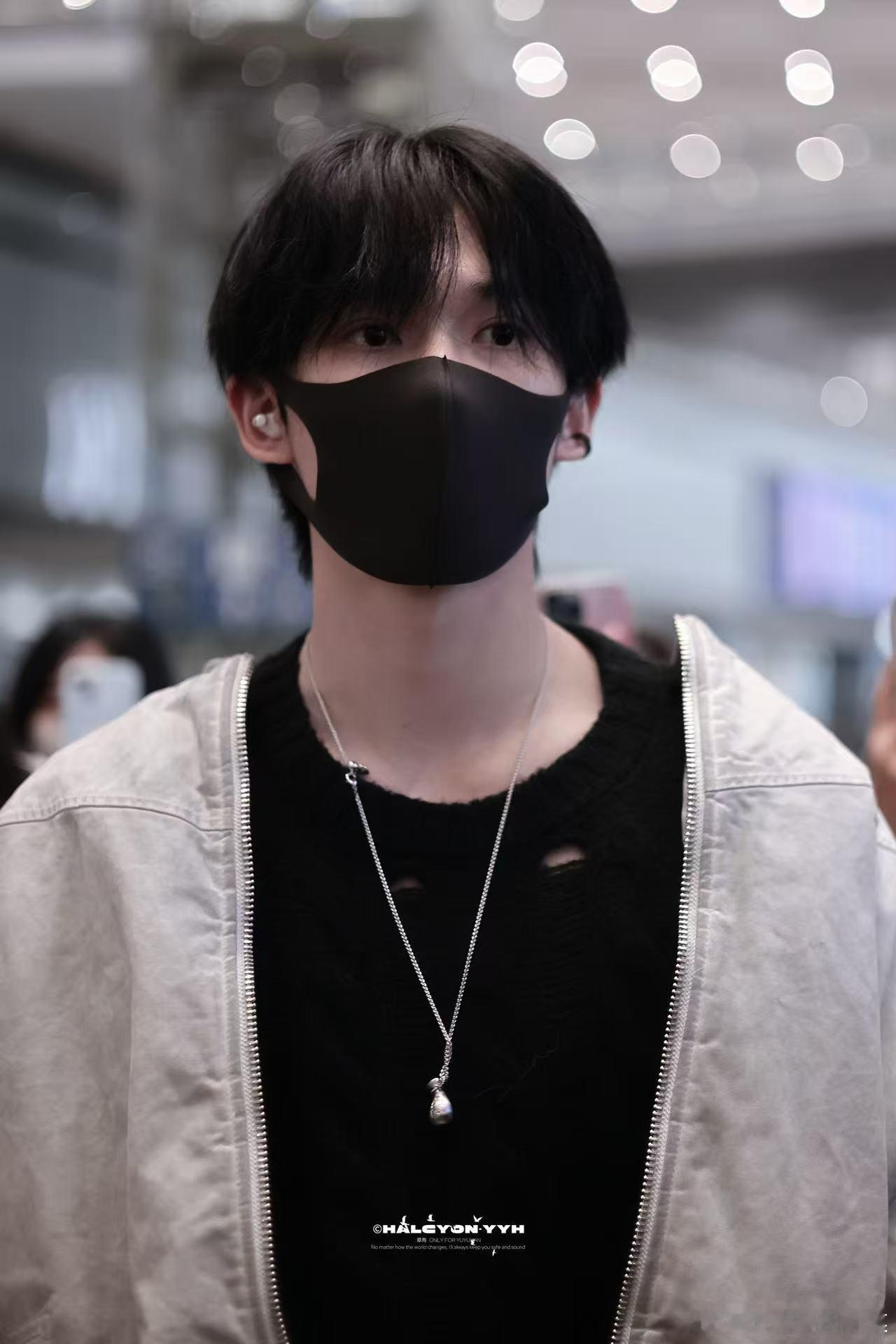 余宇涵机场走一半把外套脱了 谁被这波路透帅到失语！脱外套的动作干脆利落，露出的肩