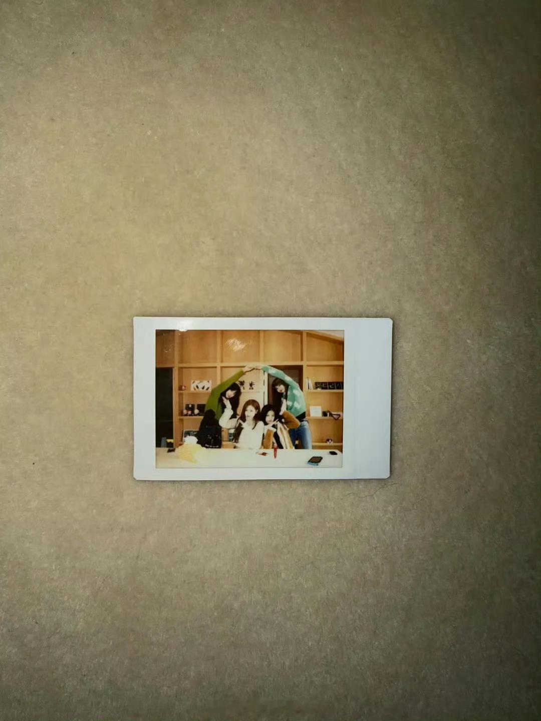 Jennie晒未公开拍立得Jennie晒Blackpink未公开拍立得真的很爱B