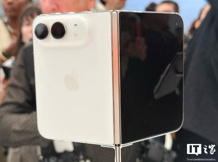 【苹果第三代iPhoneDuo曝光：配长焦镜头，8 英寸出头内屏】古尔曼爆料第三