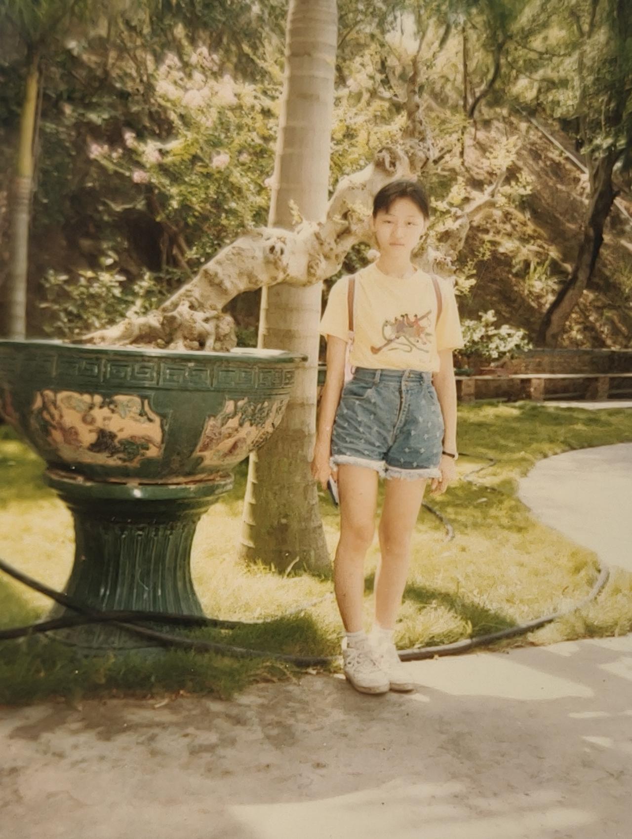 分享你二十年前的一张旧相片这些就是女儿30多年前拍的照片，图一拍于茂名石油干部疗