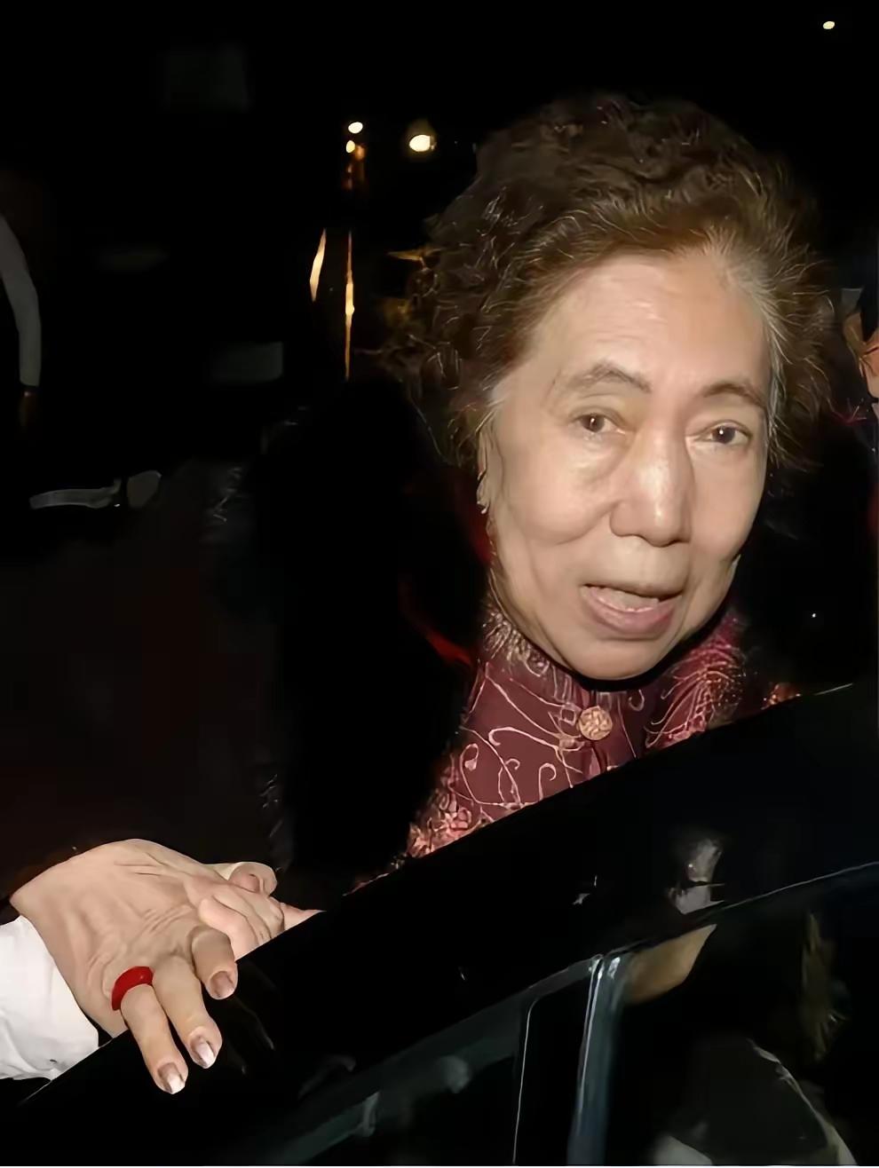 台湾著名企业家，我们大陆人熟知的富士康老板郭台铭之母，于2025年11月6日在台